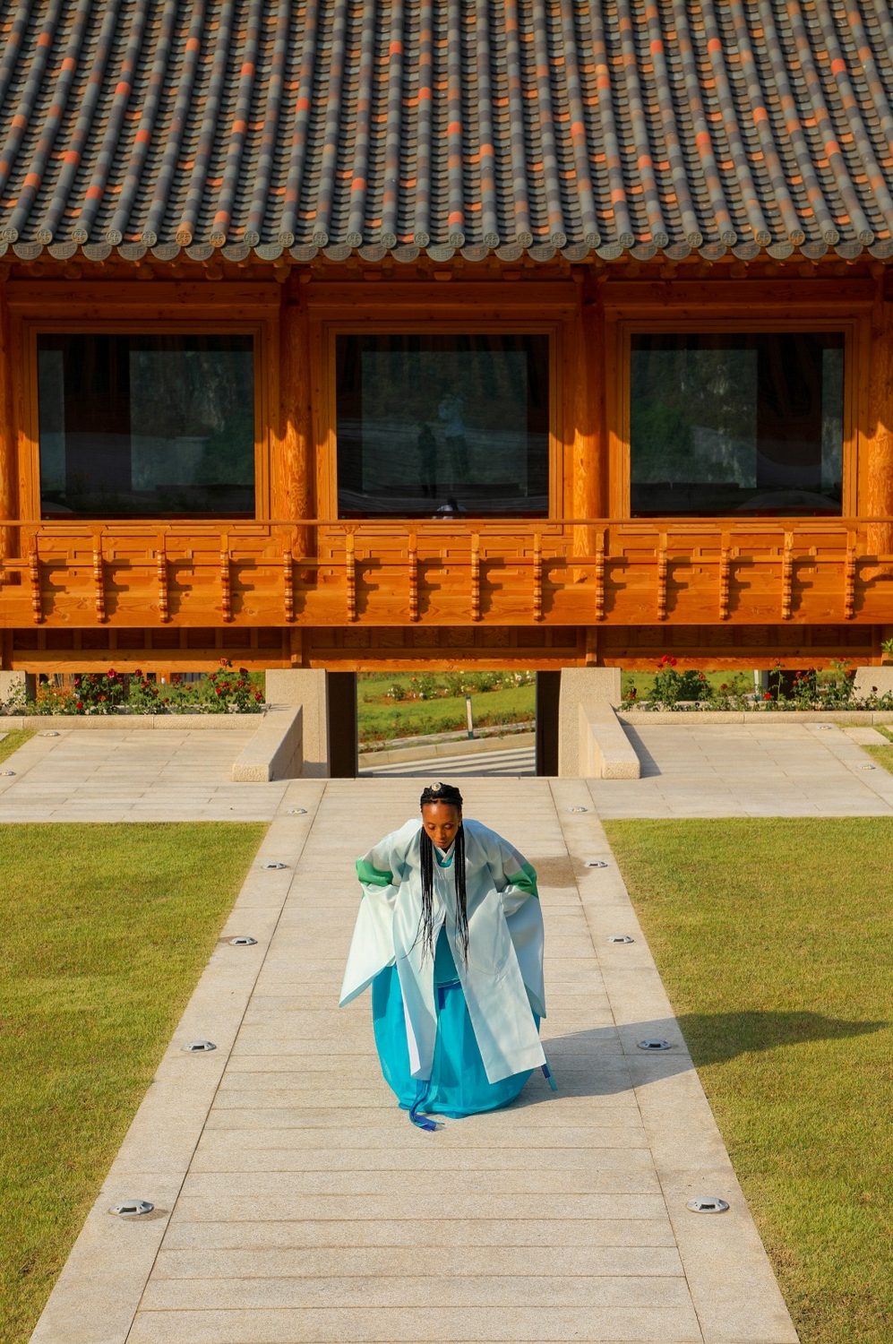 A bow in the courtyard, dressed in hanbok